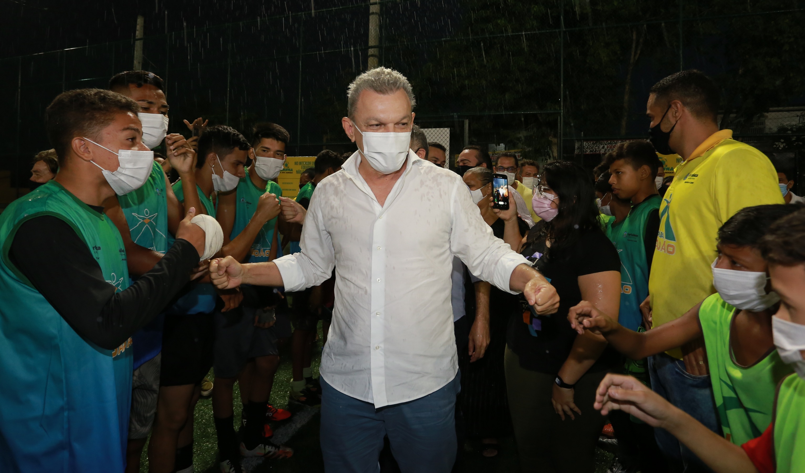 prefeito cumprimenta crianças e adolescentes na entrada da areninha